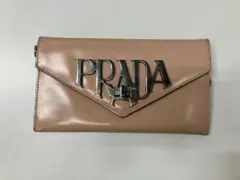 PRADA エナメル仕上げ 二つ折り財布 ピンクベージュ