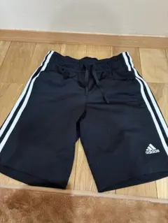 adidas 黒 ストライプ ハーフパンツ 130