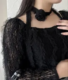 フリル付き黒オフショルダー