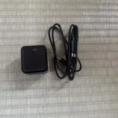 黒いUSB Type-C充電器とケーブル