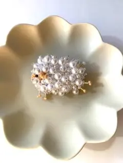 ビーズ刺繍ブローチ 羊のパール