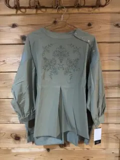 刺繍入りバルーンスリーブシャツ