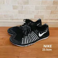 5回程履　ナイキ トレーニングシューズ 黒 白 モノトーン 23.5　靴