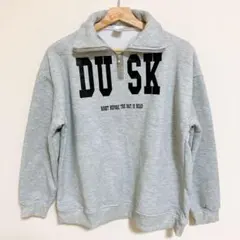 【新品未使用】ハーフジップ スウェット DUSK カレッジロゴ グレー Lサイズのサムネイル