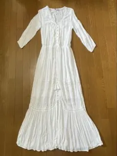 ホワイト刺繍入りVネックワンピースのサムネイル