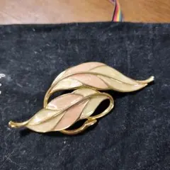 葉っぱデザイン ゴールドブローチ