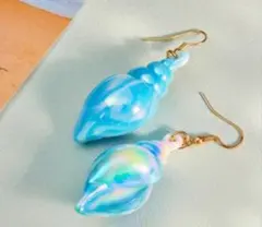 これからの季節にぴったり♪巻貝ピアス　マーブルブルー