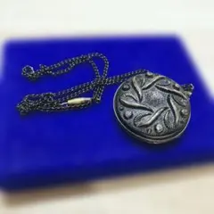 葉模様の金属製ロケットネックレス