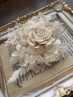 ホワイト花モチーフコサージュ