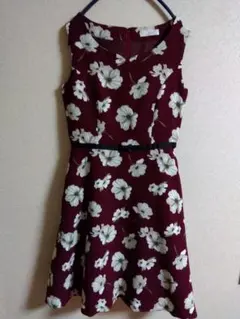 フェルゥ　ワインレッドに花柄上品ワンピース