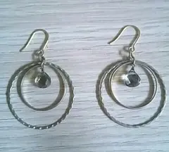 【2連フープとひと粒ジルコニアのピアス】カーキ