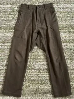 カーキ色　パンツ