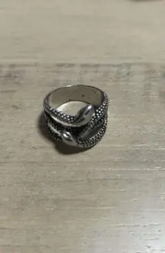 シルバー色 ツイストデザインリング スネイク