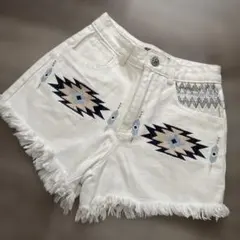 刺繍入りホワイトデニムショートパンツ