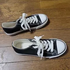 黒いキャンバスローカットスニーカー