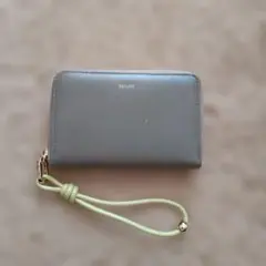 BEAURE ビュレ　カウレザーハンドストラップ付き財布　グレイッシュベージュ