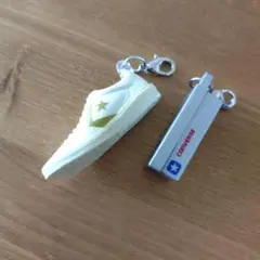 ☆CONVERSE ☆スニーカー型キーホルダー（チャーム２点）未使用　小物　美品