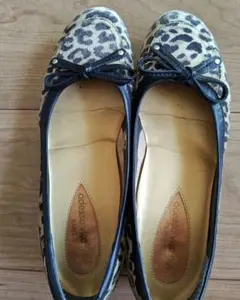 ヒョウ柄リボン付きバレエシューズ