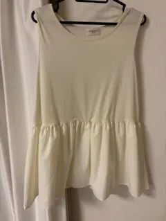 【美品】OPAQUE.CLIP ペプラムトップス（アイボリー）のサムネイル