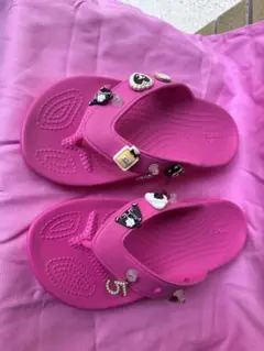 クロックスチャーム付きピンクサンダル