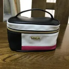 新品　ミニーマウスチャーム付きポーチ 黒/白/ピンク