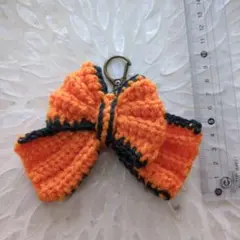 オレンジと黒のリボン型チャーム