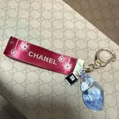 ⑬とても情熱的なCHANEL ロゴ入りレッドリボンキーホルダー
