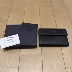 未使用級 PRADA　サフィアーノトライアングル　三つ折り財布　ブラック
