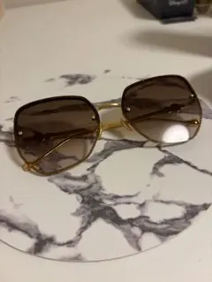 CHARLES & KEITH サングラス ゴールド パール装飾のサムネイル