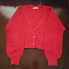 赤いVネック長袖ニットカーディガン