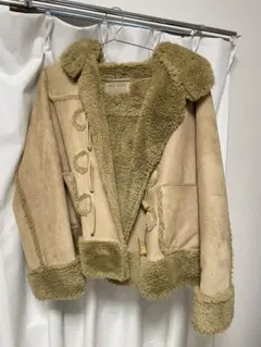 フード付きベージュムートンコート