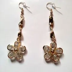 【揺れるフラワー✨ラインストーンピアス】上品ゴールド ロングデザイン