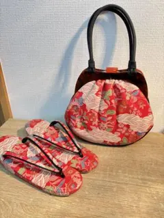 赤い花柄の和装用バッグと下駄セット