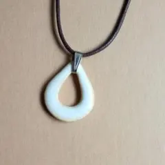 陶器製ネックレス　白　雫の形　ハンドメイド