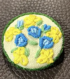 ハンドメイド刺繍ブローチ