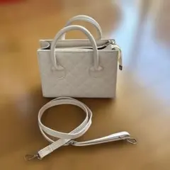 ホワイトキルティングショルダーバッグのサムネイル