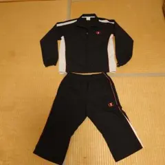 黒に白ラインピンク色でマーク