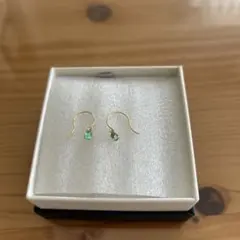 フックピアス　エメラルドが1粒ゆれるシンプルピアス　K18YG 値下げ中