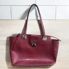 ゲス　GUESS バッグ　赤　トートバッグ　クロコダイル調型押し