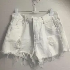 ホワイト ダメージデニムショートパンツのサムネイル