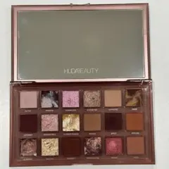 HUDA BEAUTY Naughty Nude アイシャドウパレットのサムネイル