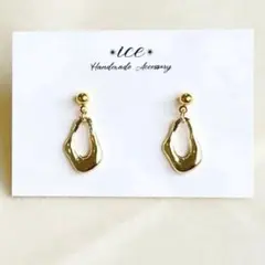 572★変形ゴールド雫　シンプル　揺れる小ぶり　ハンドメイド　ピアス　イヤリング