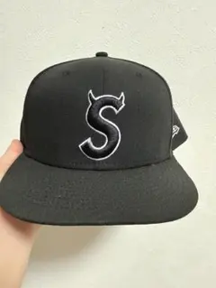 希少 Supreme 刺繍鬼 Sロゴ キャップ 黒