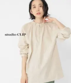 フリル襟ブラウス