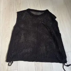 黒いメッシュ編みニットベスト