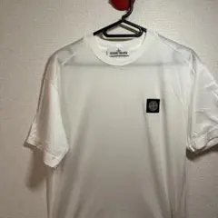 ストーンアイランドのTシャツとリーバイスのジーパンのサムネイル