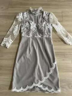 美品ジュエルズ　ライトグレーレースドレス
