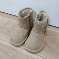familia　ベージュ刺繍付きベビーシューズ　ブーツ