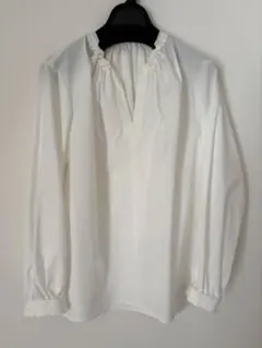 【美品】トゥモローランド　シルキーデシンネックギャザーブラウス