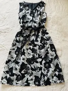 【美品】華やか花柄　モノトーン　ノースリーブワンピース